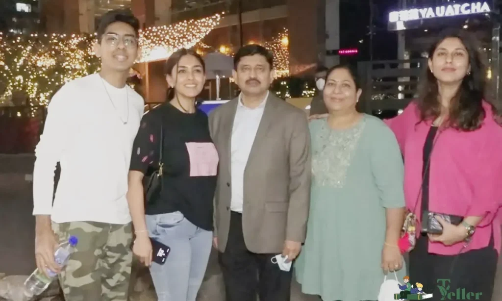 Mrunal Thakur parents